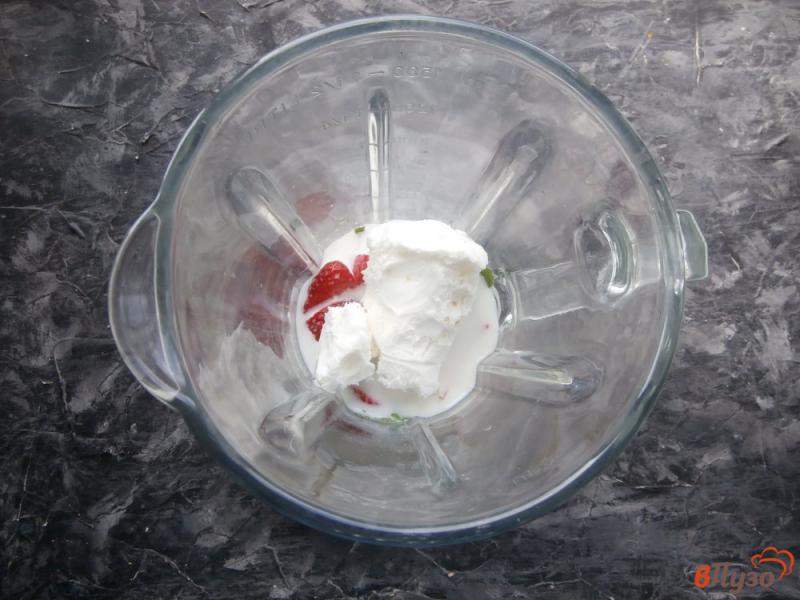 Фото приготовление рецепта: Молочный коктейль с клубникой и мятой шаг №4