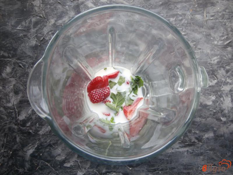 Фото приготовление рецепта: Молочный коктейль с клубникой и мятой шаг №2