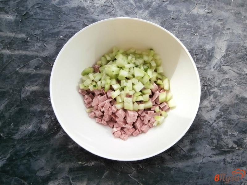 Фото приготовление рецепта: Салат с колбасой сыром и горошком шаг №1