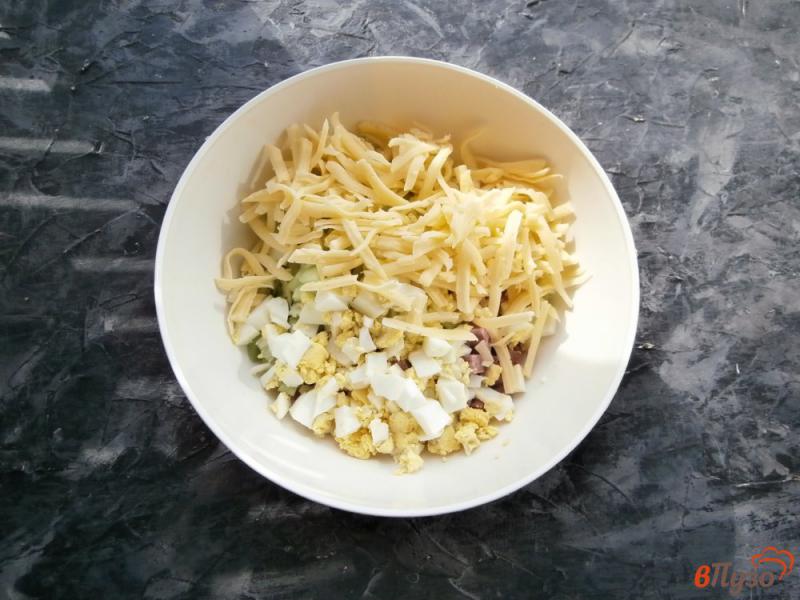 Фото приготовление рецепта: Салат с колбасой сыром и горошком шаг №2
