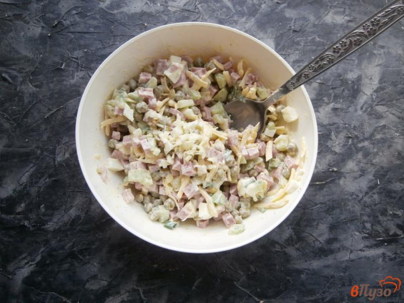 Фото приготовление рецепта: Салат с колбасой сыром и горошком шаг №5