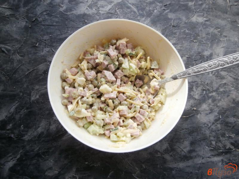 Фото приготовление рецепта: Салат с колбасой сыром и горошком шаг №6