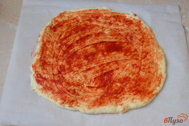 Фото приготовление рецепта: Пицца с грибами базиликом и моцареллой шаг №5