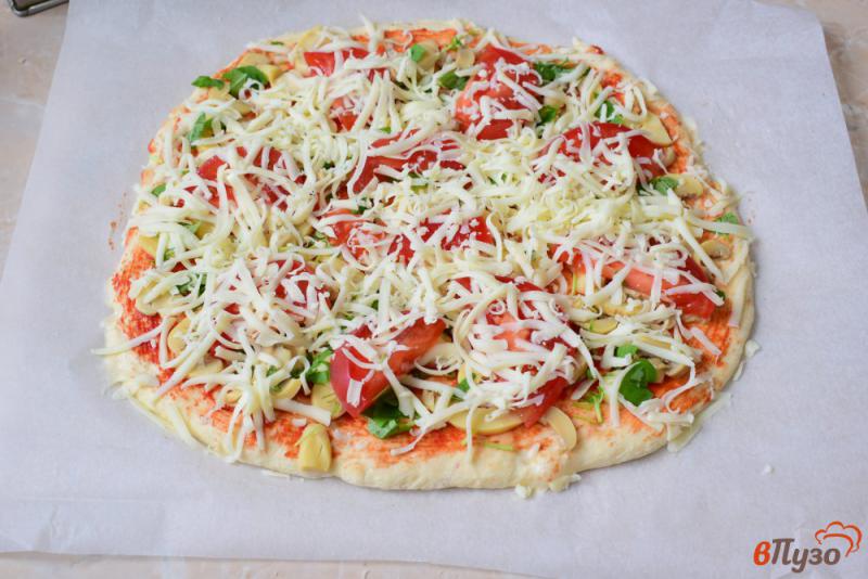 Фото приготовление рецепта: Пицца с грибами базиликом и моцареллой шаг №7