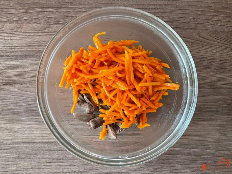 Фото приготовление рецепта: Салат с корейской морковью и куриными сердечками шаг №2