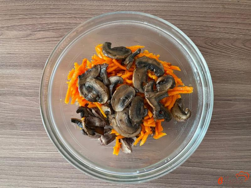 Фото приготовление рецепта: Салат с корейской морковью и куриными сердечками шаг №4