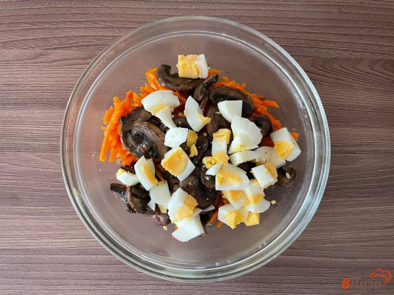 Фото приготовление рецепта: Салат с корейской морковью и куриными сердечками шаг №5