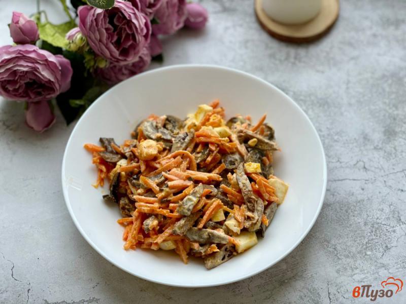 Фото приготовление рецепта: Салат с корейской морковью и куриными сердечками шаг №7