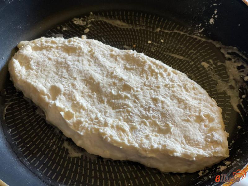Фото приготовление рецепта: Хачапури по-аджарски на сковороде шаг №6
