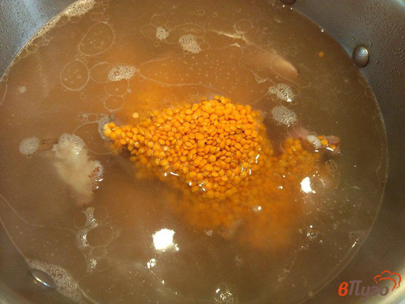 Фото приготовление рецепта: Похлебка из желтой чечевицы с говядиной и копчёными рёбрышками шаг №7