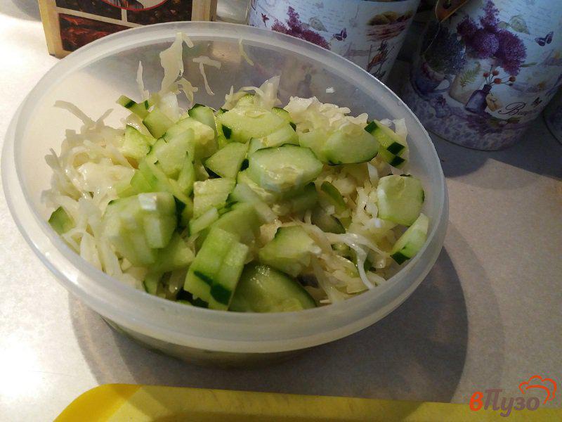 Фото приготовление рецепта: Салат овощной из капусты и редиски шаг №3