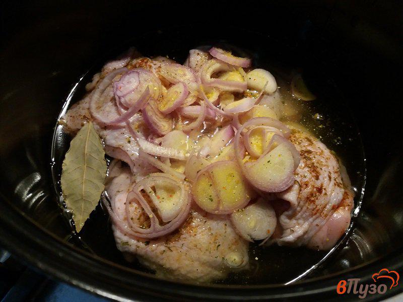 Фото приготовление рецепта: Куриные бёдра  с луком шалот тушеные в мультиварке шаг №3