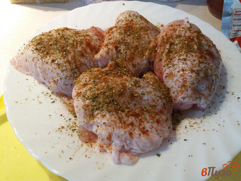 Фото приготовление рецепта: Куриные бёдра  с луком шалот тушеные в мультиварке шаг №1