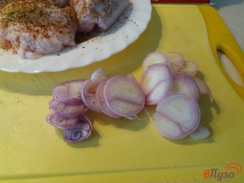 Фото приготовление рецепта: Куриные бёдра  с луком шалот тушеные в мультиварке шаг №2