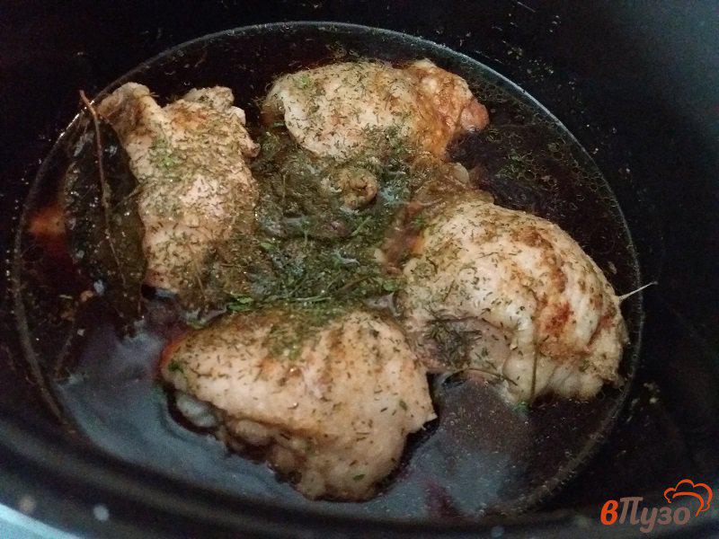Фото приготовление рецепта: Куриные бёдра  с луком шалот тушеные в мультиварке шаг №4