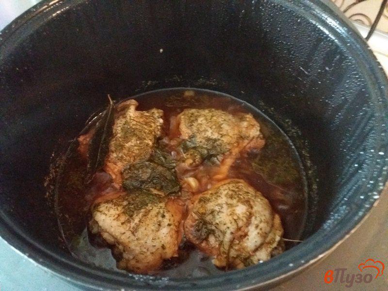 Фото приготовление рецепта: Куриные бёдра  с луком шалот тушеные в мультиварке шаг №5