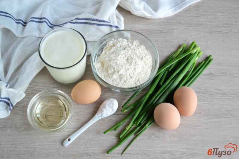 Фото приготовление рецепта: Закусочные оладьи с яйцом и зеленым луком шаг №1