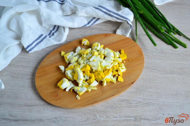Фото приготовление рецепта: Закусочные оладьи с яйцом и зеленым луком шаг №6