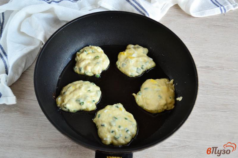 Фото приготовление рецепта: Закусочные оладьи с яйцом и зеленым луком шаг №9