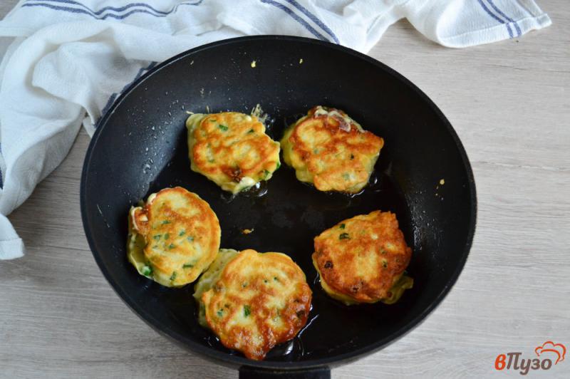 Фото приготовление рецепта: Закусочные оладьи с яйцом и зеленым луком шаг №10