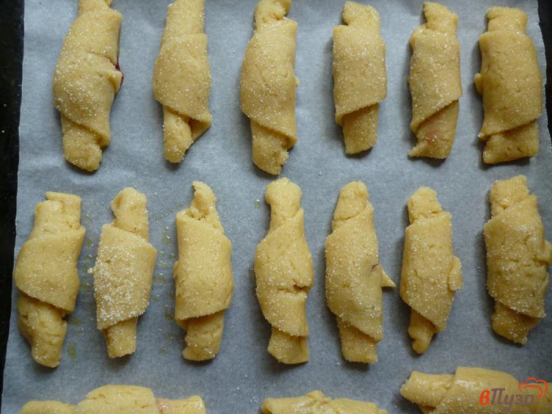 Фото приготовление рецепта: Рогалики из песочного теста с вареньем шаг №8