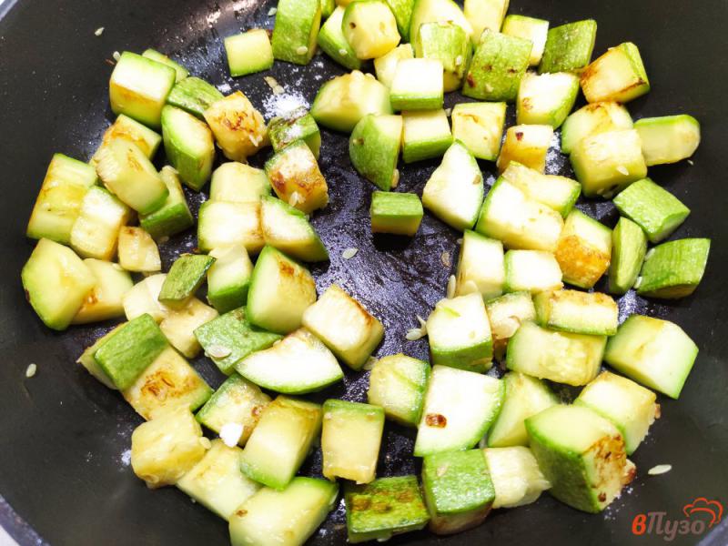 Фото приготовление рецепта: Овощной салат с жареными кабачками шаг №2