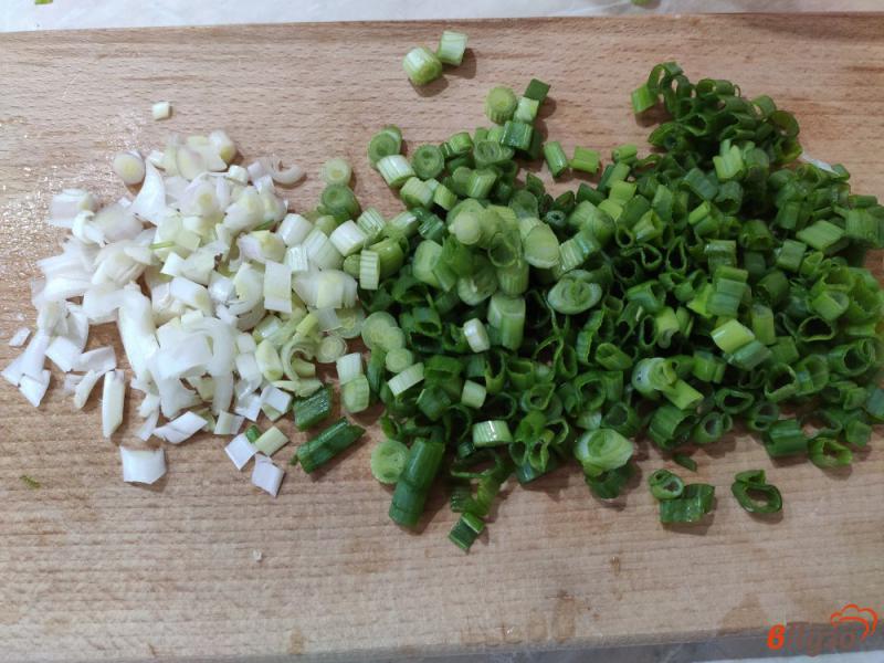 Фото приготовление рецепта: Овощной салат с жареными кабачками шаг №4
