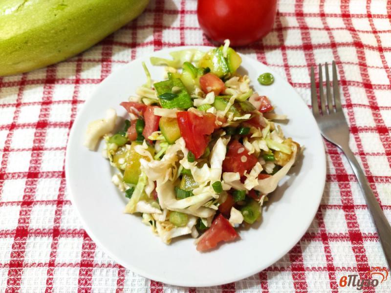 Фото приготовление рецепта: Овощной салат с жареными кабачками шаг №10