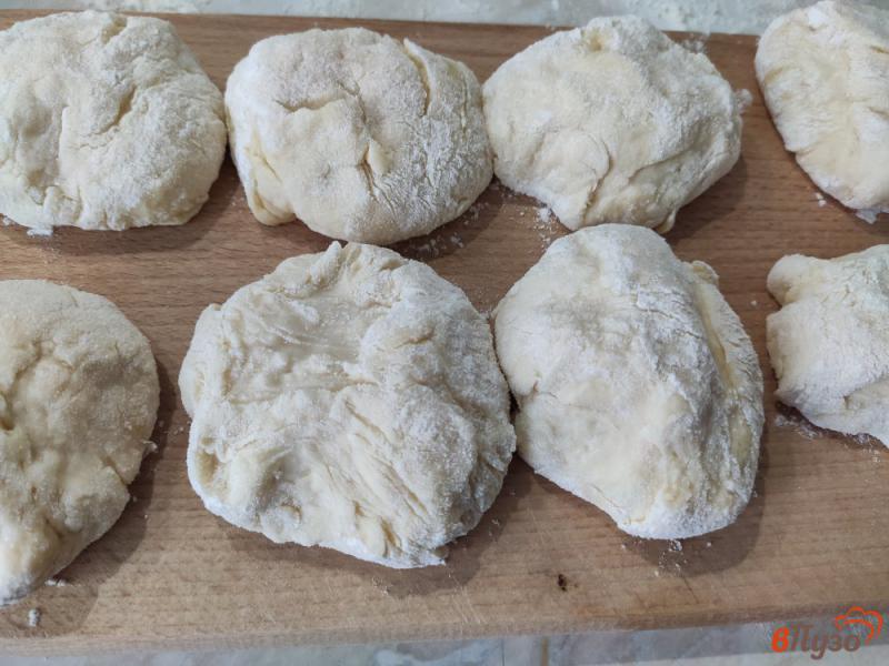 Фото приготовление рецепта: Пирожки на кефире с сосисками и сыром шаг №5
