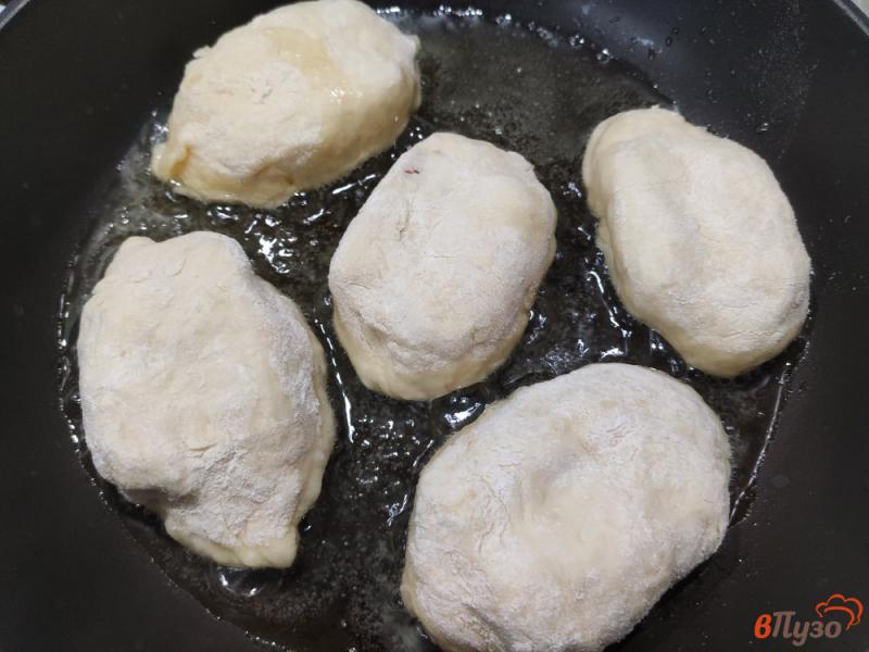 Фото приготовление рецепта: Пирожки на кефире с сосисками и сыром шаг №8