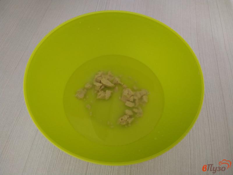 Фото приготовление рецепта: Оладьи с сосисками и зеленым луком шаг №1