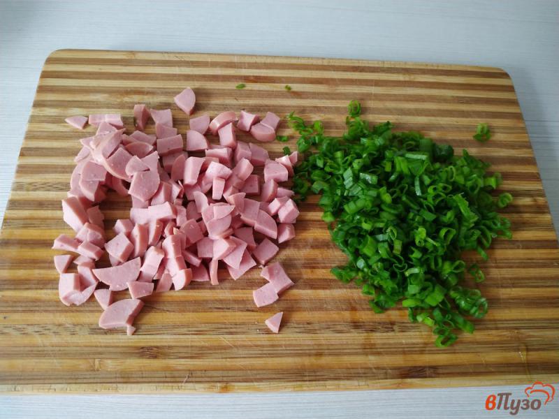 Фото приготовление рецепта: Оладьи с сосисками и зеленым луком шаг №3