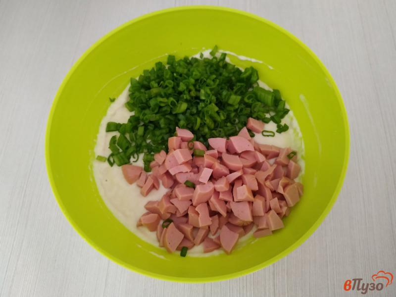 Фото приготовление рецепта: Оладьи с сосисками и зеленым луком шаг №4