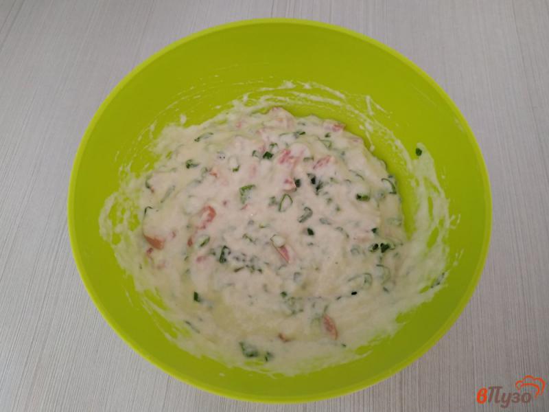 Фото приготовление рецепта: Оладьи с сосисками и зеленым луком шаг №5