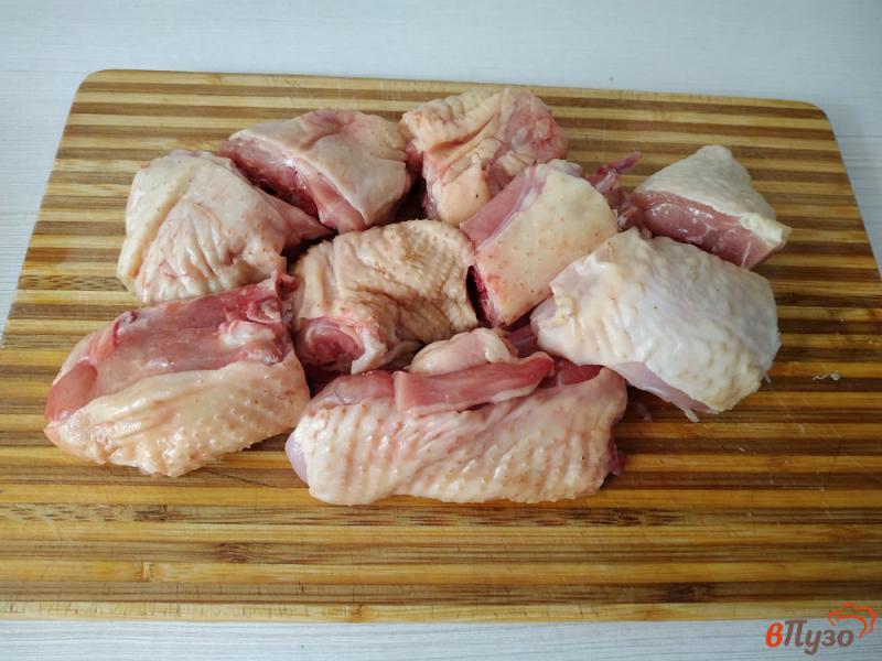 Фото приготовление рецепта: Курица тушёная с овощами шаг №1