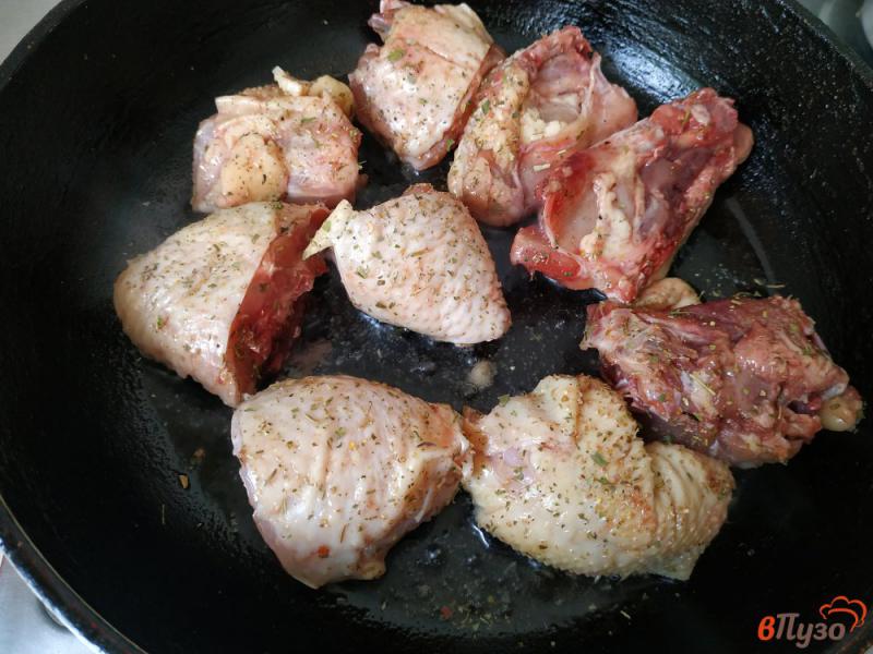Фото приготовление рецепта: Курица тушёная с овощами шаг №2