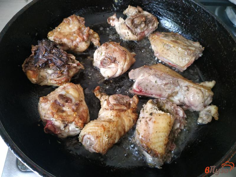 Фото приготовление рецепта: Курица тушёная с овощами шаг №3