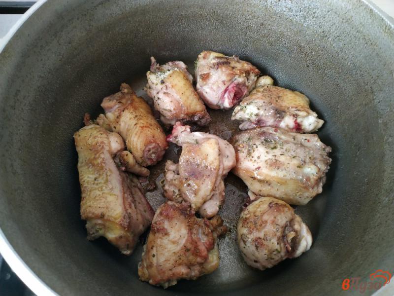 Фото приготовление рецепта: Курица тушёная с овощами шаг №4