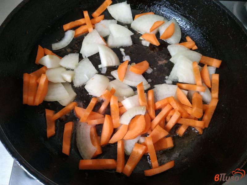 Фото приготовление рецепта: Курица тушёная с овощами шаг №6