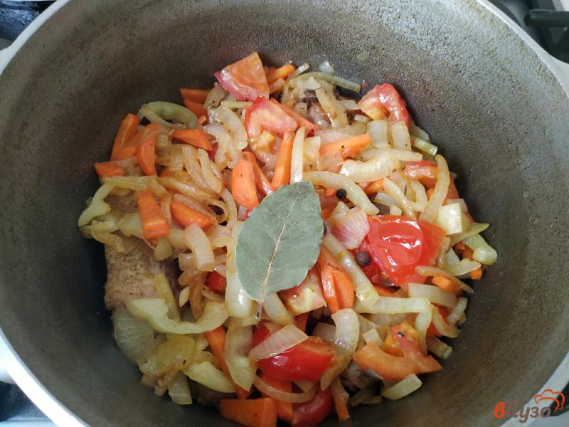 Фото приготовление рецепта: Курица тушёная с овощами шаг №9