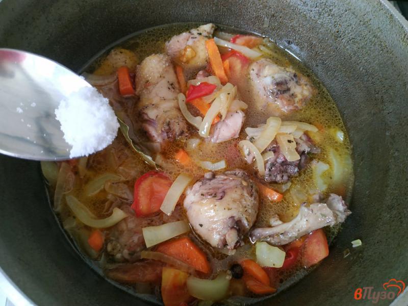 Фото приготовление рецепта: Курица тушёная с овощами шаг №11