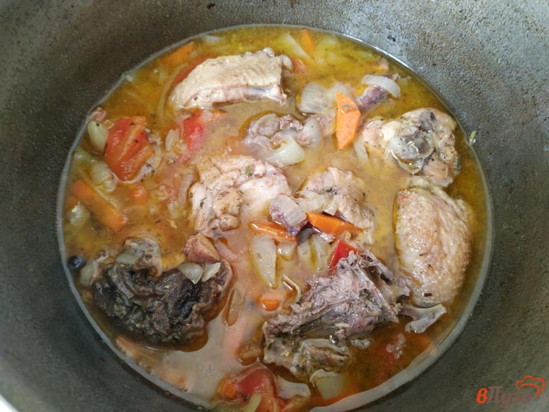 Фото приготовление рецепта: Курица тушёная с овощами шаг №12