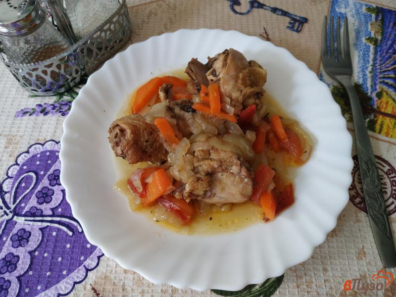 Фото приготовление рецепта: Курица тушёная с овощами шаг №13