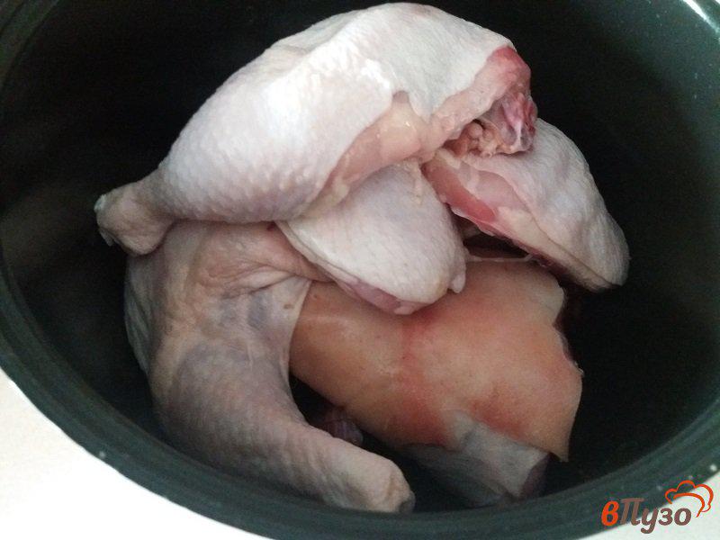 Фото приготовление рецепта: Холодное в бутылке из курицы и свиной рульки с шампиньонами шаг №2