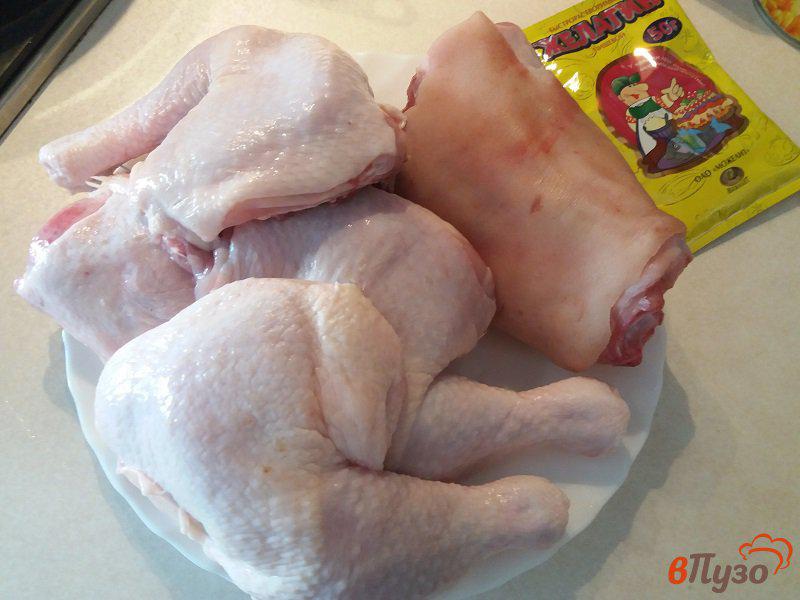 Фото приготовление рецепта: Холодное в бутылке из курицы и свиной рульки с шампиньонами шаг №1
