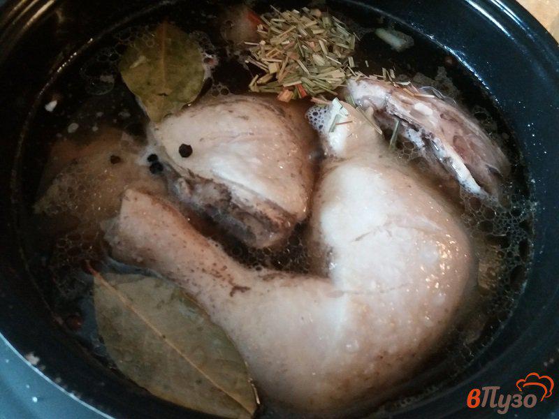 Фото приготовление рецепта: Холодное в бутылке из курицы и свиной рульки с шампиньонами шаг №6