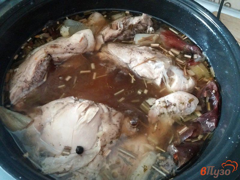 Фото приготовление рецепта: Холодное в бутылке из курицы и свиной рульки с шампиньонами шаг №7