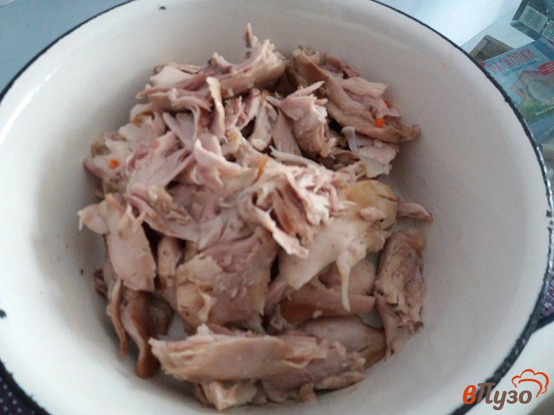 Фото приготовление рецепта: Холодное в бутылке из курицы и свиной рульки с шампиньонами шаг №9