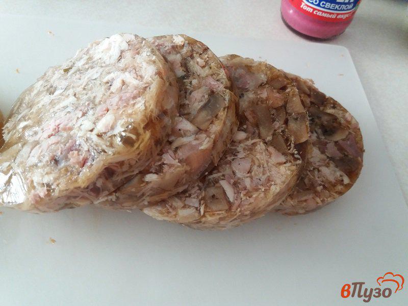 Фото приготовление рецепта: Холодное в бутылке из курицы и свиной рульки с шампиньонами шаг №19