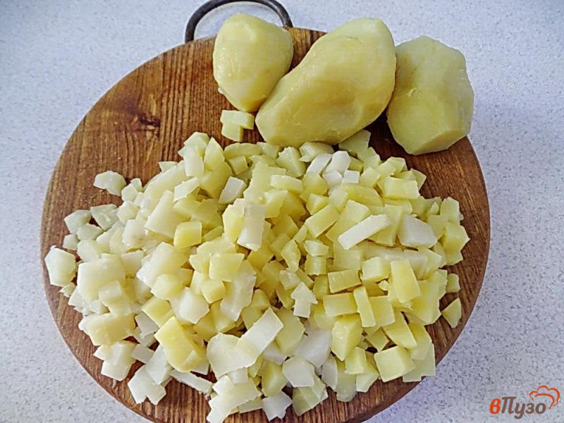 Фото приготовление рецепта: Картофельный немецкий салат с редисом и огурцом шаг №2